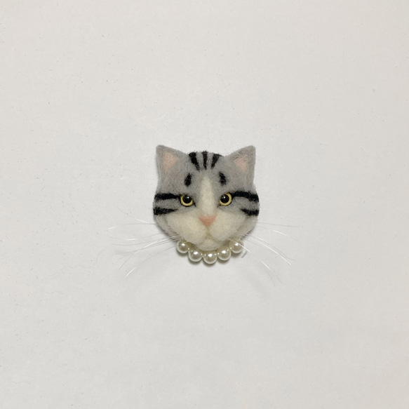 羊毛フェルト 猫ミニブローチ サバトラ白 1枚目の画像