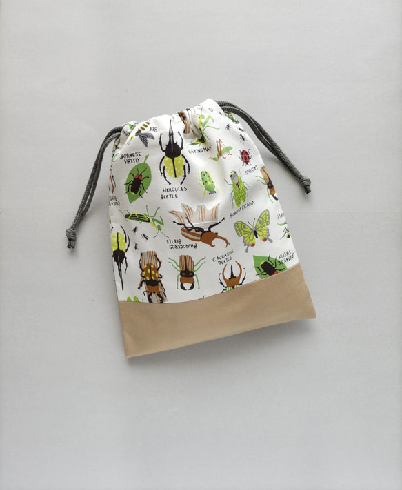 25×20   巾着 給食袋   昆虫　ブラウン　カブトムシ　クワガタ　カマキリ　ホタル　てんとう虫　トンボ　チョウ 1枚目の画像
