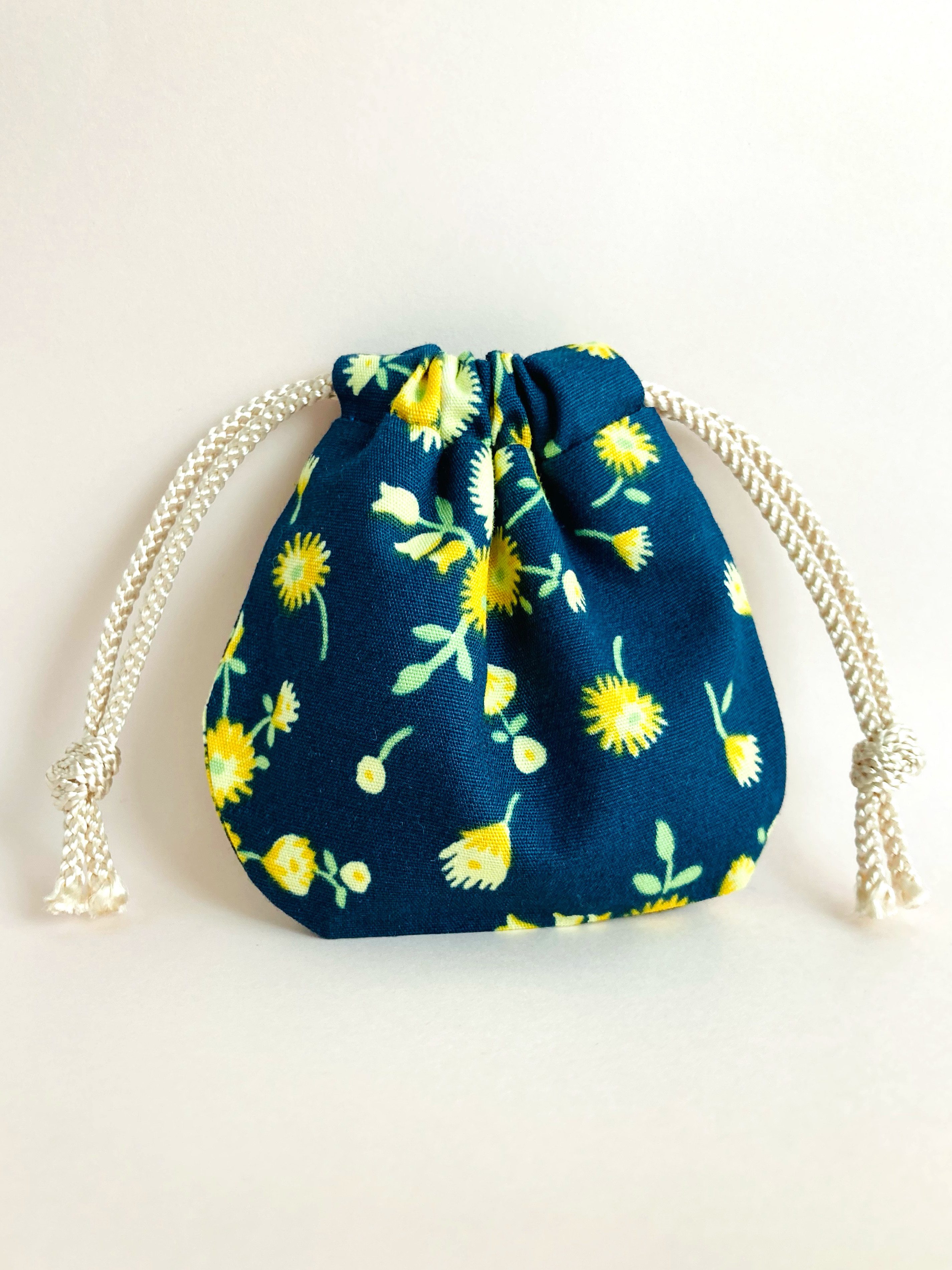 クリーム色と黄色 巾着袋 ハンドメイド 花模様