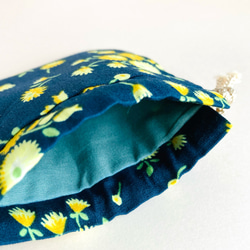手縫いのミニ巾着袋 ネイビー 黄色い花柄 3枚目の画像