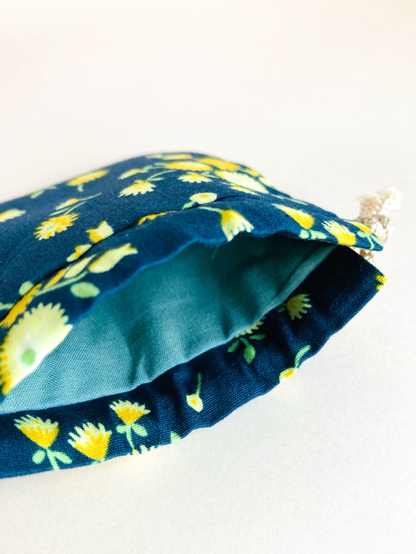 手縫いのミニ巾着袋 ネイビー 黄色い花柄 3枚目の画像