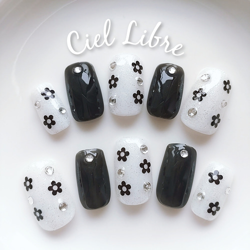 サイズオーダー】No.15 (ネイルチップ/フラワー/ブラック/ドット  
