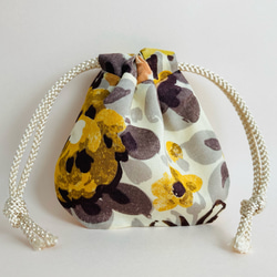 手縫いのミニ巾着袋 ネイビー 黄色い花柄 巾着袋 catandchocolate 通販