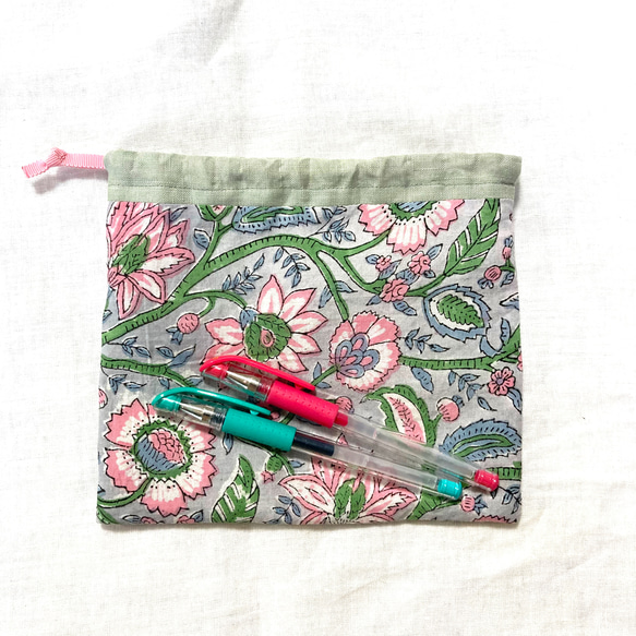 ⋆⸜5月限定価格 送料無料⸝⋆ インド綿 ブロックプリント　小さな 巾着 ポーチ ① ꕥ 花 ピンク 3枚目の画像