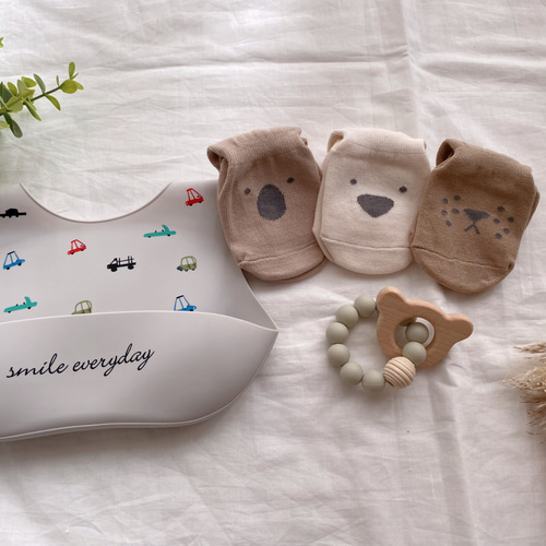 〔ハンドメイド〕ベビーギフトセット（ビブ・靴下・歯固め・クリップ） imgrc0100878696.jpg
