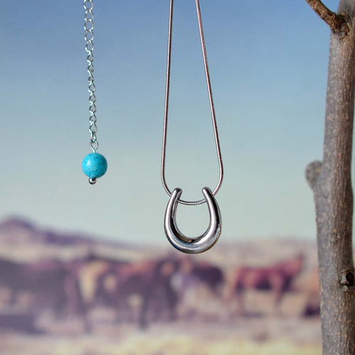 つけっぱなしOK】幸運の象徴、ホースシューネックレス ターコイズつき