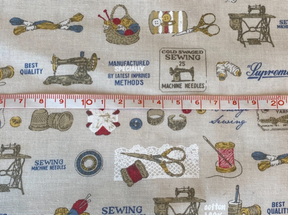 ハーフカットsize！『 Quilters collection ソーイング柄　A薄ベージュ』～52×50㎝でカット済〜 3枚目の画像