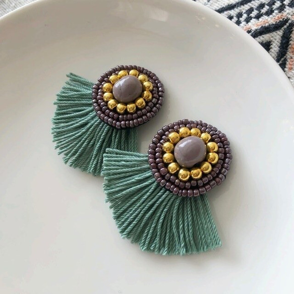 ごろっとビーズとフリンジ(グリーン) ビーズ刺繍ピアス/イヤリング 3枚目の画像