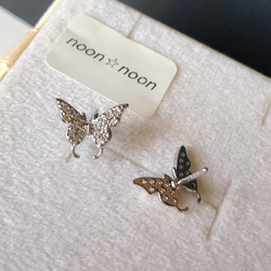 【再販】ビジュー 蝶々 ピアス シルバー バタフライ 樹脂ノンホールピアス／樹脂ピアス 6枚目の画像