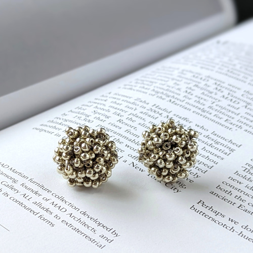 糸とシルバービーズのボリュームピアス/イヤリング ピアス（スタッド  