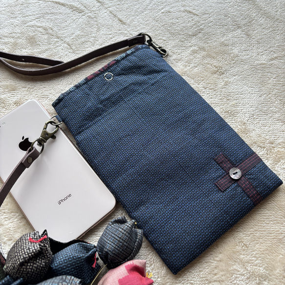 アンティーク大島紬のスマホポシェット　青　本革ショルダーストラップ付き　ギフトに　着物リメイク 2枚目の画像