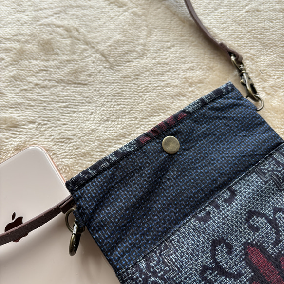 アンティーク大島紬のスマホポシェット　青　本革ショルダーストラップ付き　ギフトに　着物リメイク 3枚目の画像