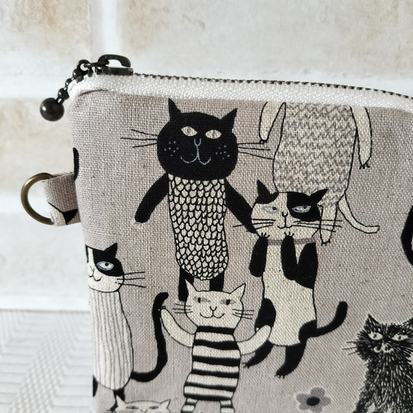 L字ファスナーポーチ　コンパクト　ミニ財布　フラットタイプの小さな小物入れ　ゆる猫　ハチワレ猫　黒猫　グレー 9枚目の画像
