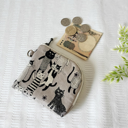 L字ファスナーポーチ　コンパクト　ミニ財布　フラットタイプの小さな小物入れ　ゆる猫　ハチワレ猫　黒猫　グレー 5枚目の画像