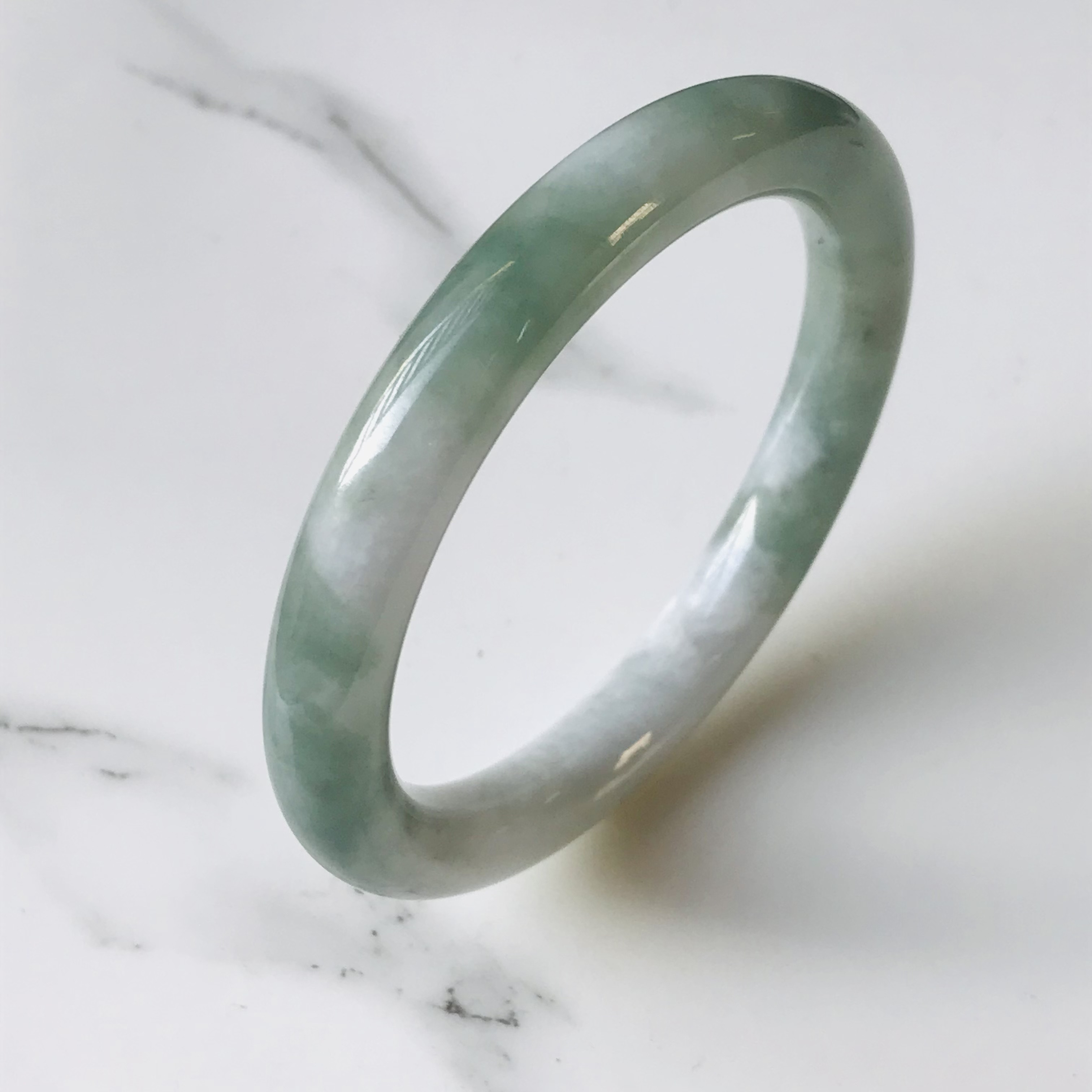 【B1010-0087】ジェイド　翡翠　ヒスイ　バングル　希少　ミャンマー産　ホワイト　ライトグリーン　57.2mm