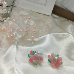 お花の形　くすみカラー　桜色のピアス 2枚目の画像