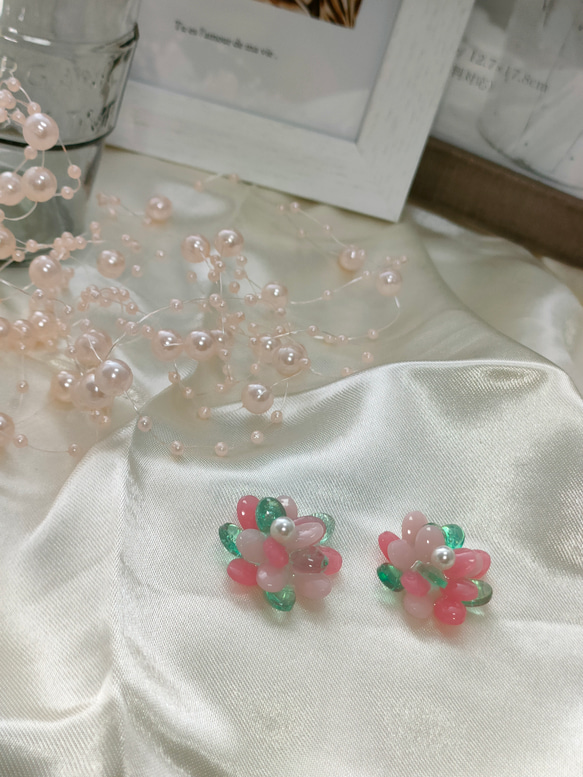 お花の形　くすみカラー　桜色のピアス 2枚目の画像