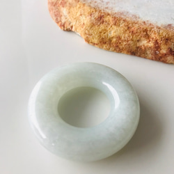 [P210-001］ ジェイド ヒスイ　ペンダントトップ　ブレスレットミャンマー産  　ドーナツ型　彫刻　ホワイト 3枚目の画像