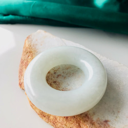 [P210-001］ ジェイド ヒスイ　ペンダントトップ　ブレスレットミャンマー産  　ドーナツ型　彫刻　ホワイト 10枚目の画像