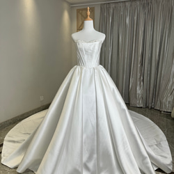 パールを贅沢に使用した豪華な一着！デコルテ　ホワイト/オフホワイト　プリンセスライン　ウェディングドレス　結婚式花嫁二次 1枚目の画像