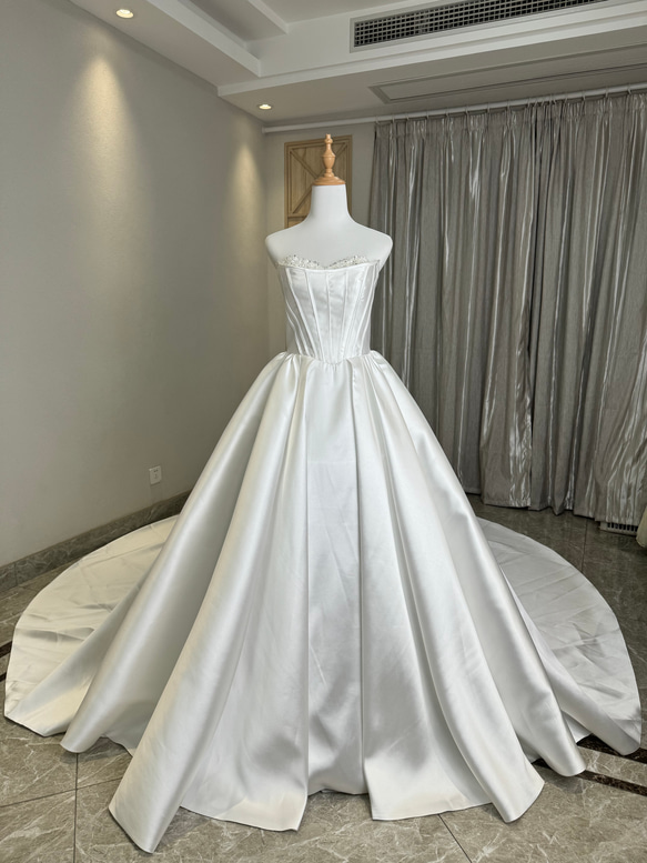 パールを贅沢に使用した豪華な一着！デコルテ　ホワイト/オフホワイト　プリンセスライン　ウェディングドレス　結婚式花嫁二次 1枚目の画像