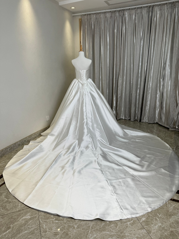 パールを贅沢に使用した豪華な一着！デコルテ　ホワイト/オフホワイト　プリンセスライン　ウェディングドレス　結婚式花嫁二次 7枚目の画像
