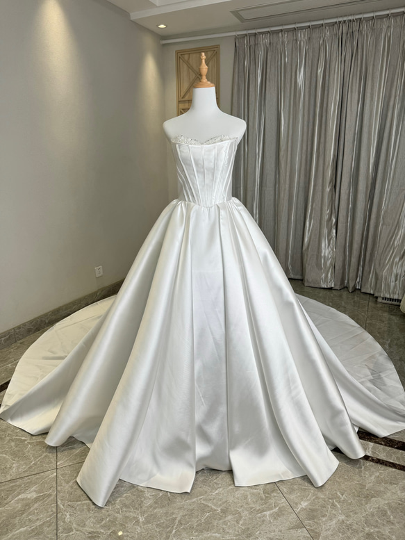 パールを贅沢に使用した豪華な一着！デコルテ　ホワイト/オフホワイト　プリンセスライン　ウェディングドレス　結婚式花嫁二次 4枚目の画像