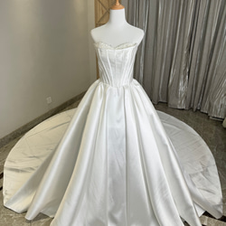 パールを贅沢に使用した豪華な一着！デコルテ　ホワイト/オフホワイト　プリンセスライン　ウェディングドレス　結婚式花嫁二次 3枚目の画像