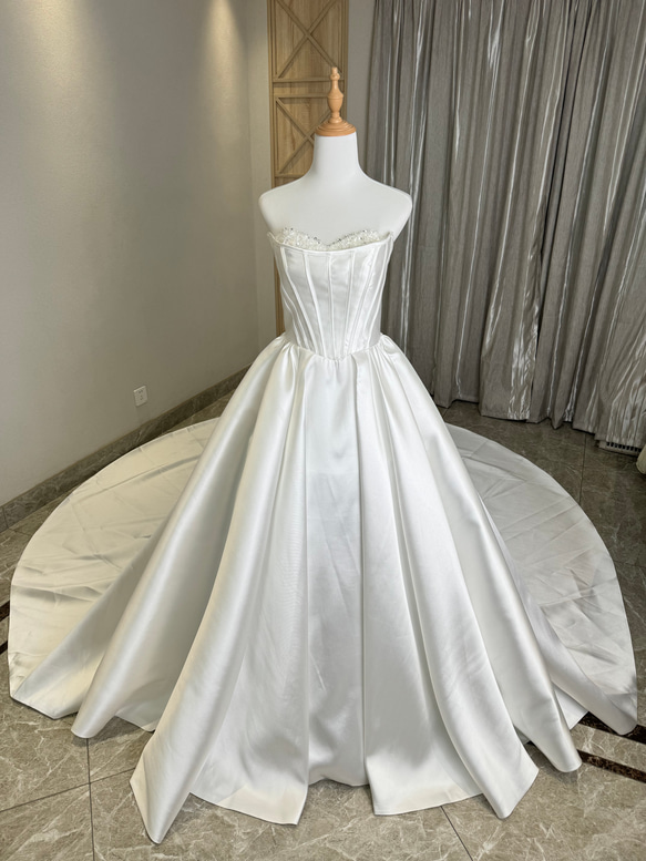 パールを贅沢に使用した豪華な一着！デコルテ　ホワイト/オフホワイト　プリンセスライン　ウェディングドレス　結婚式花嫁二次 3枚目の画像