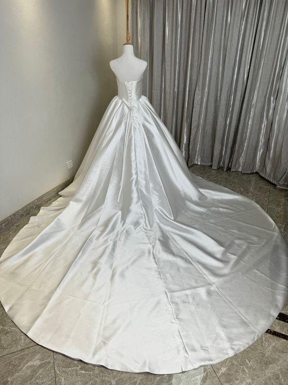 パールを贅沢に使用した豪華な一着！デコルテ　ホワイト/オフホワイト　プリンセスライン　ウェディングドレス　結婚式花嫁二次 9枚目の画像