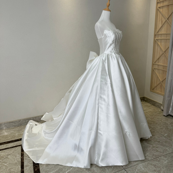 パールを贅沢に使用した豪華な一着！デコルテ　ホワイト/オフホワイト　プリンセスライン　ウェディングドレス　結婚式花嫁二次 2枚目の画像