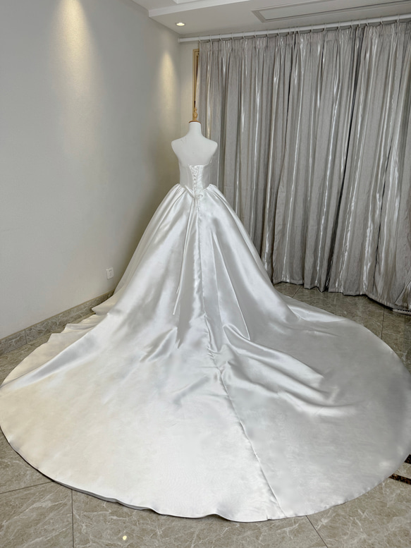 パールを贅沢に使用した豪華な一着！デコルテ　ホワイト/オフホワイト　プリンセスライン　ウェディングドレス　結婚式花嫁二次 8枚目の画像