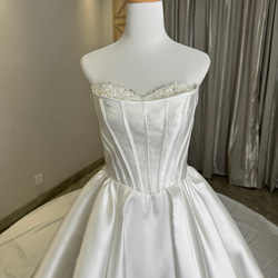 パールを贅沢に使用した豪華な一着！デコルテ　ホワイト/オフホワイト　プリンセスライン　ウェディングドレス　結婚式花嫁二次 5枚目の画像