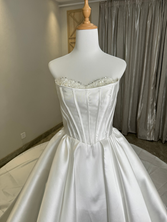 パールを贅沢に使用した豪華な一着！デコルテ　ホワイト/オフホワイト　プリンセスライン　ウェディングドレス　結婚式花嫁二次 5枚目の画像
