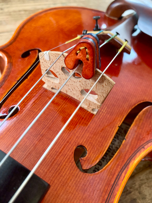 手縫いで創ったヴァイオリン用 レザーミュート　二枚重ねタイプ『AM - G - Topolino 289』 4枚目の画像