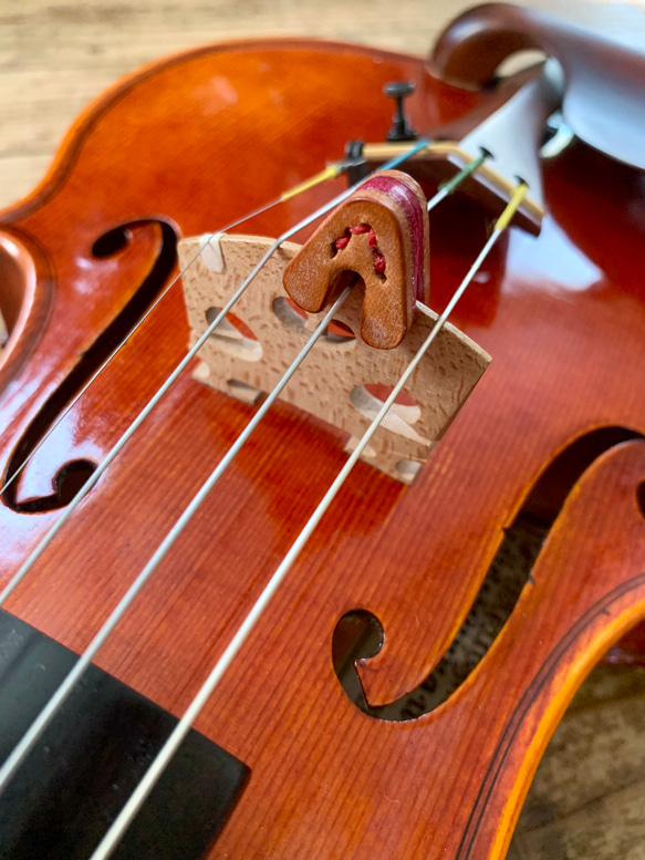 手縫いで創ったヴァイオリン用 レザーミュート　二枚重ねタイプ『AM - G - Topolino 295』 4枚目の画像