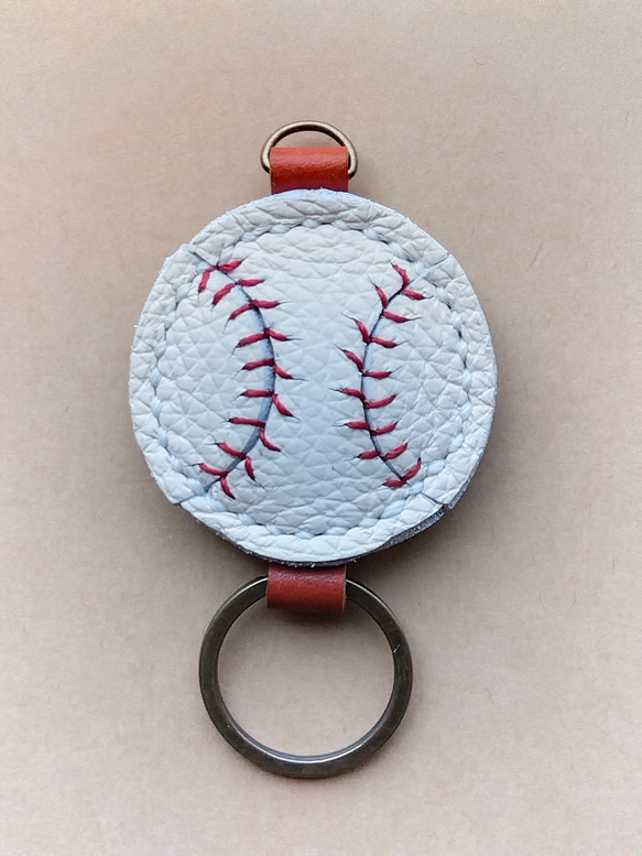 手縫いの本革製　野球ボールキーホルダー　刻印無料 2枚目の画像