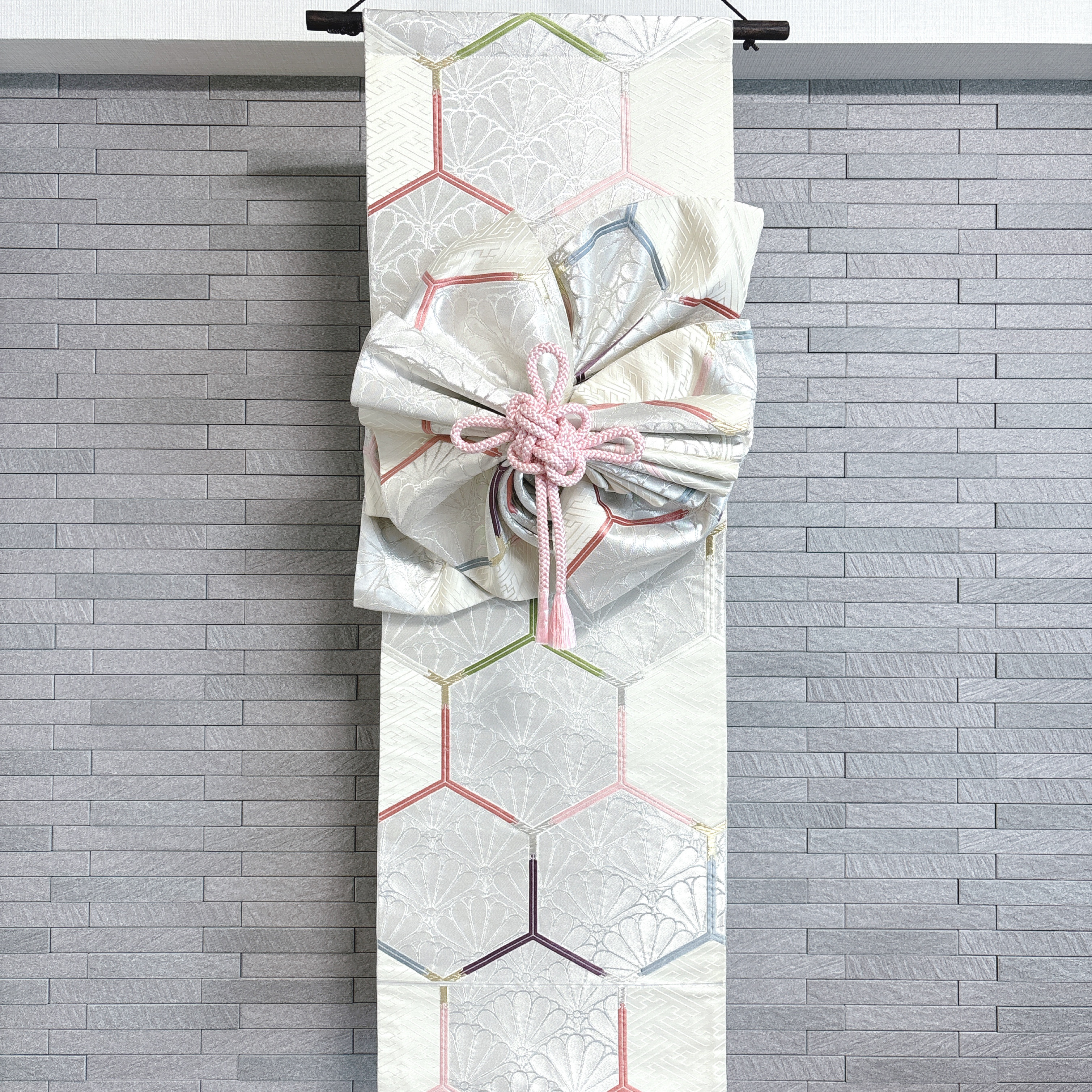 帯をリメイクした飾り結びのあるタペストリー