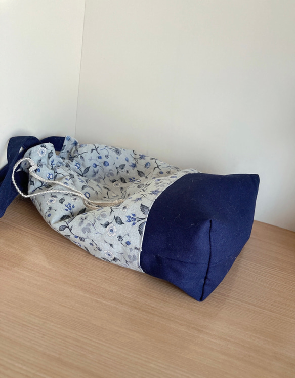 保温保冷シート付き巾着型エコバッグ（ブルーフラワー） 3枚目の画像