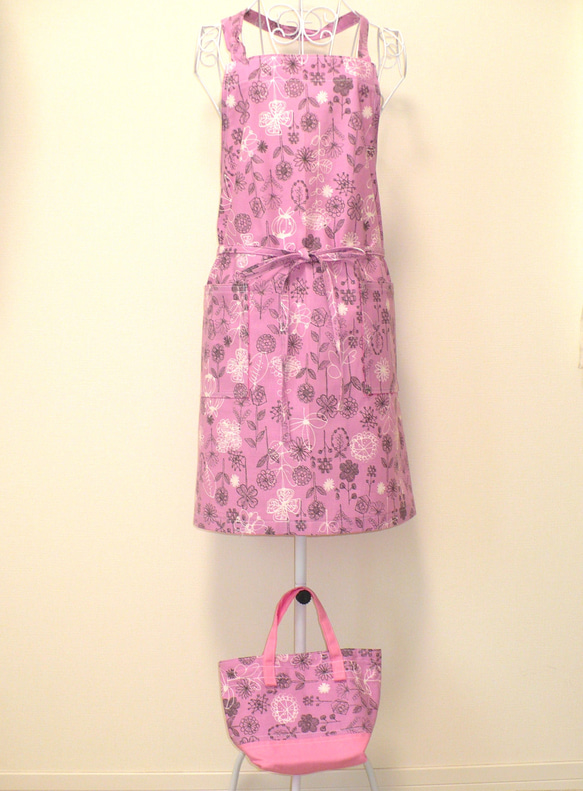 エプロンとリバーシブル花柄トートバッグ　お弁当袋　ウォッシャブル　花柄桜色　値引き品 4枚目の画像