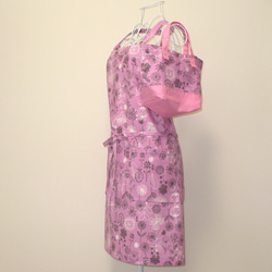 エプロンとリバーシブル花柄トートバッグ　お弁当袋　ウォッシャブル　花柄桜色　値引き品 1枚目の画像