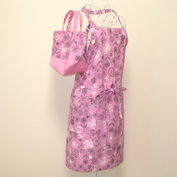 エプロンとリバーシブル花柄トートバッグ　お弁当袋　ウォッシャブル　花柄桜色　値引き品 3枚目の画像