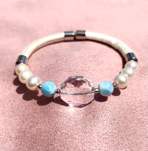 ♦︎美しさと力強いエネルギーの象徴♦︎-晴れやかブルー2024-オクタゴンカット水晶・ラリマー・淡水真珠のバングル 1枚目の画像