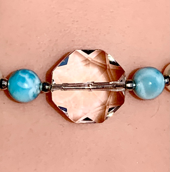 ♦︎美しさと力強いエネルギーの象徴♦︎-晴れやかブルー2024-オクタゴンカット水晶・ラリマー・淡水真珠のバングル 5枚目の画像