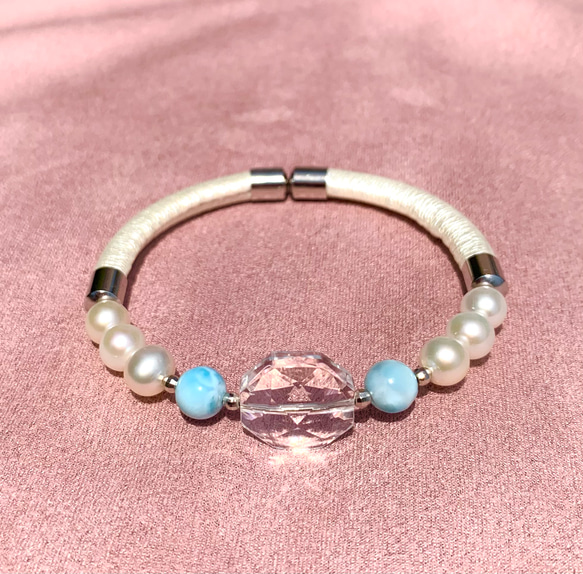♦︎美しさと力強いエネルギーの象徴♦︎-晴れやかブルー2024-オクタゴンカット水晶・ラリマー・淡水真珠のバングル 6枚目の画像