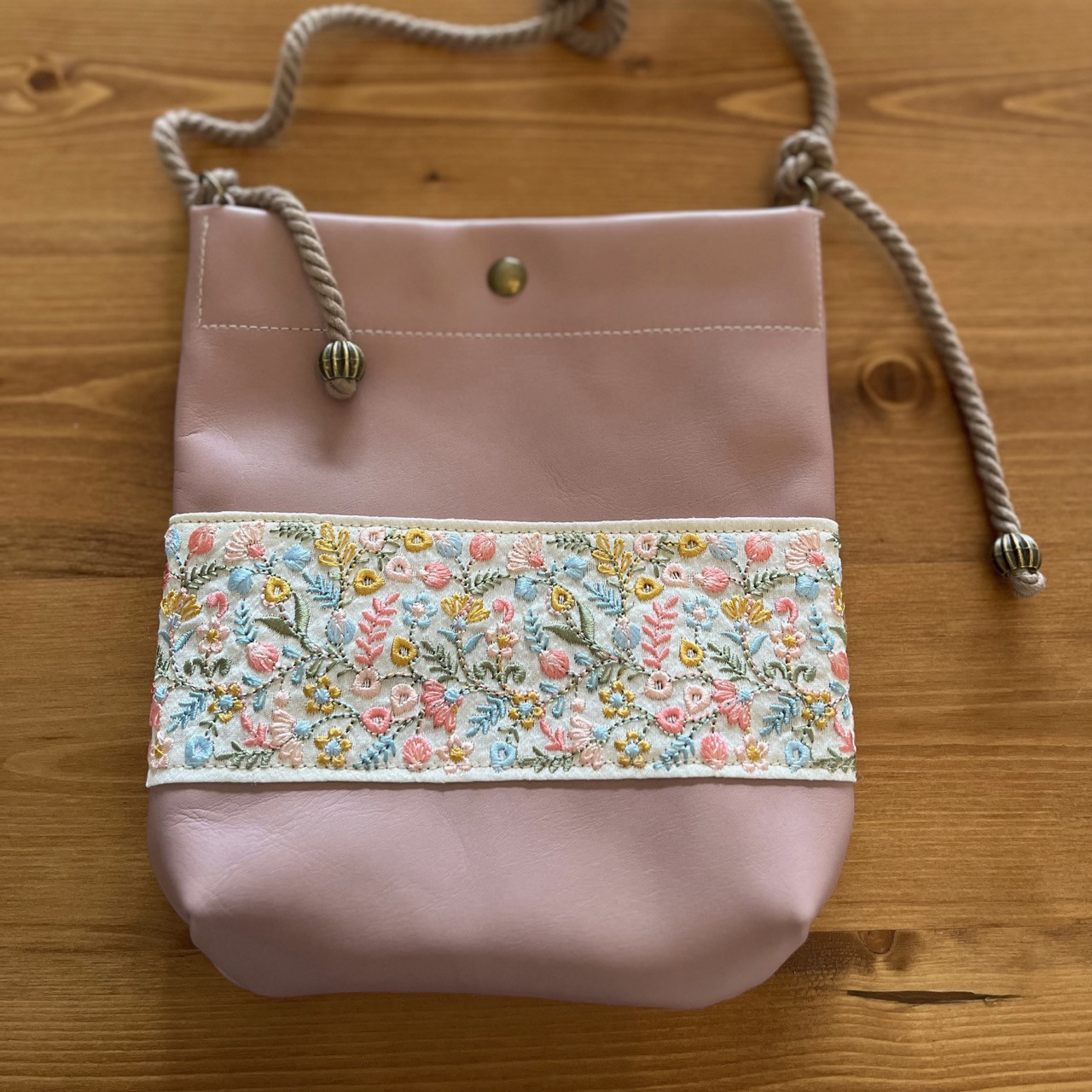 【現品限り】インド刺繍の本革ポシェット＊スマホホルダー＊サコッシュ＊本革＊ピンク＊レザー＊柄番号３