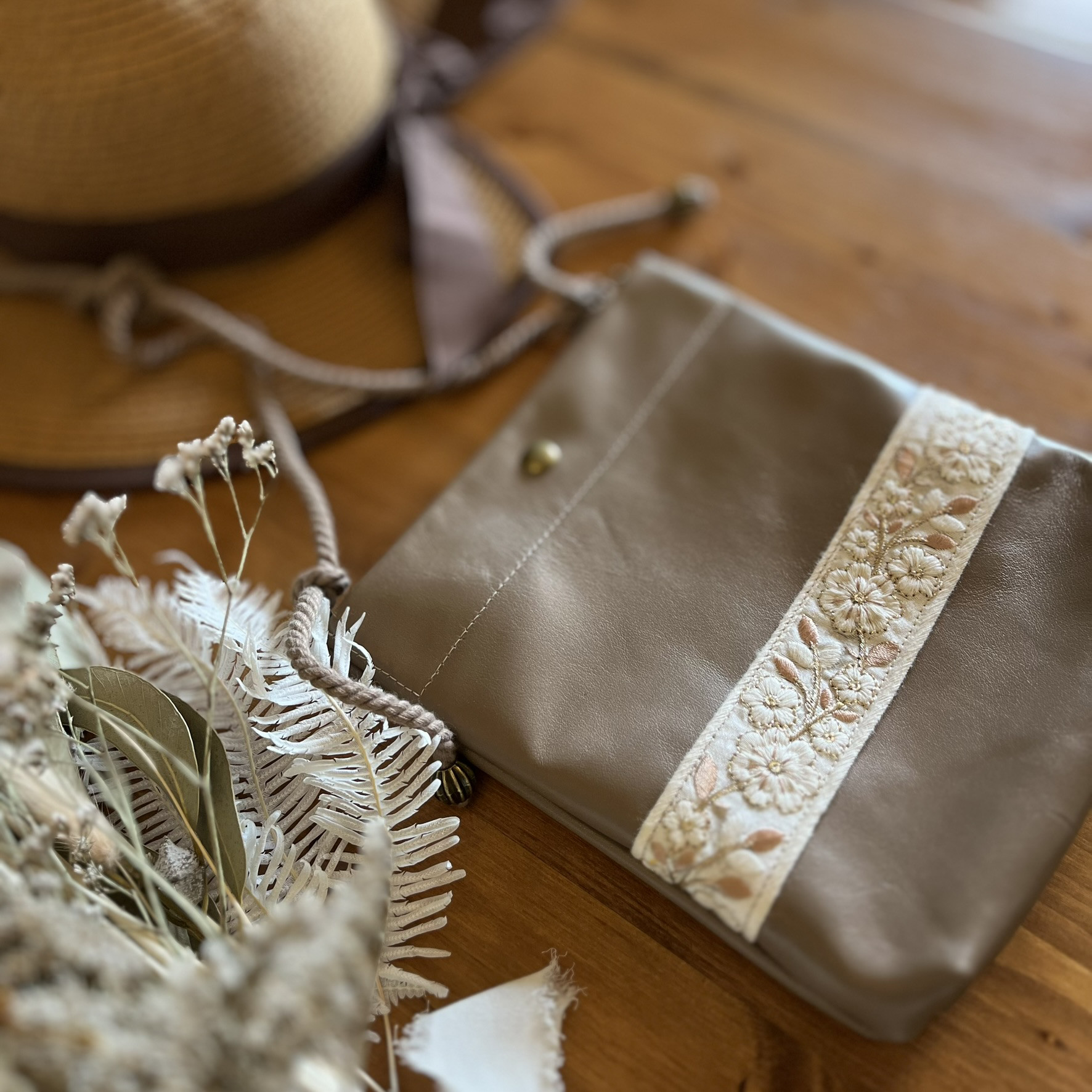 インド刺繍の本革ポシェット＊スマホホルダー＊サコッシュ＊グレージュ＊ミルクティー＊レザー＊柄番号４