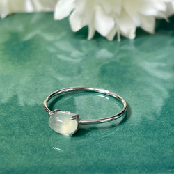 《silver925》ぷっくり艷やかなライムグリーンが愛らしい ライムグリーンカルセドニーのオーバルリング 3枚目の画像