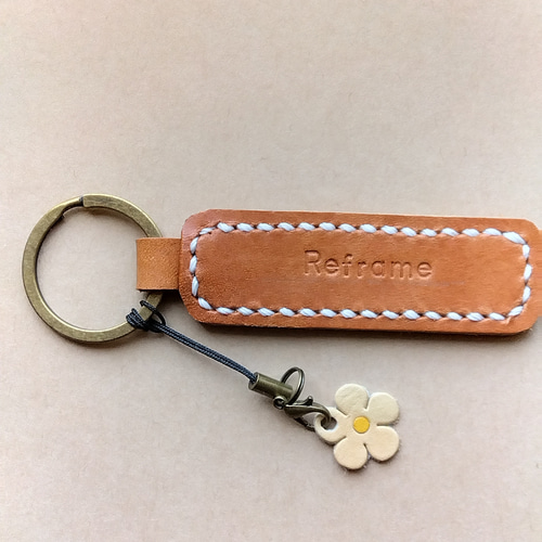 手縫いの本革製 シンプルで可愛いキーホルダー その他雑貨