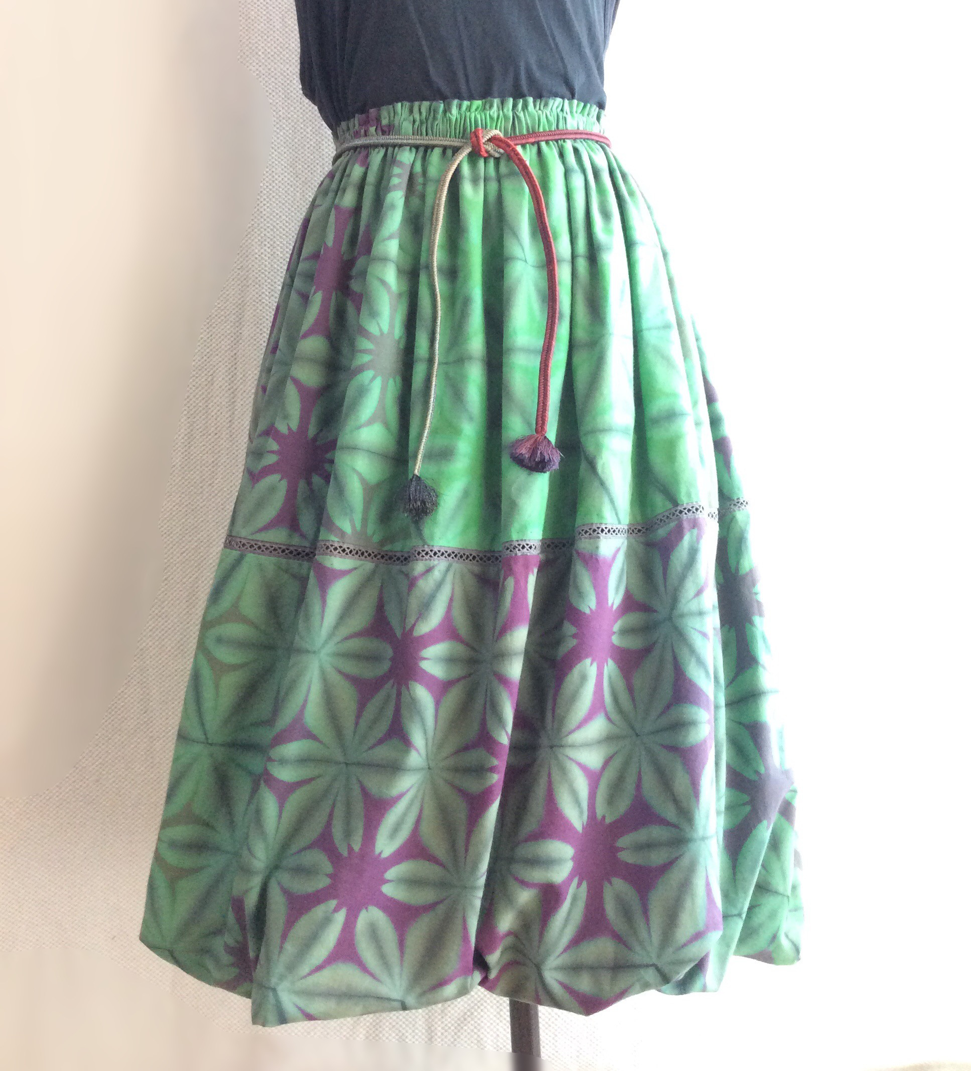 裏地も天然繊維にこだわった雪花絞りバルーンスカート 秋も冬も春夏も着る木綿の雪花絞り